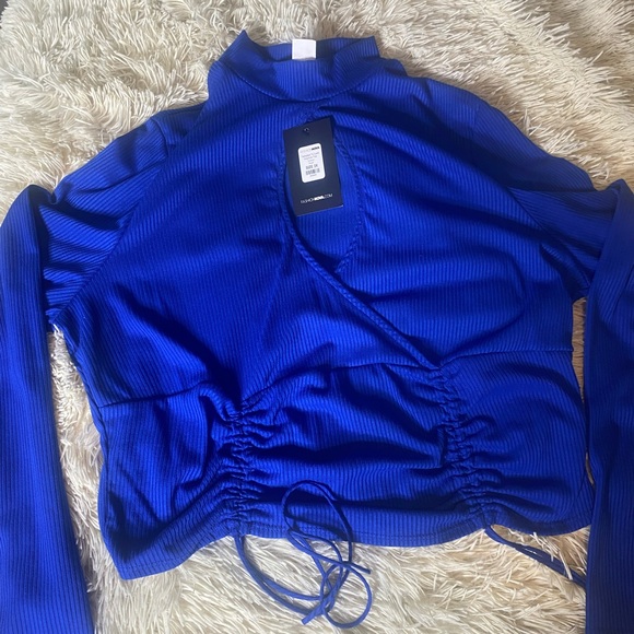 KEY HOLE CROP TOP - Picture 3 of 4